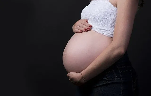 Wygodne ułożenie do snu z poduszką ciążową C