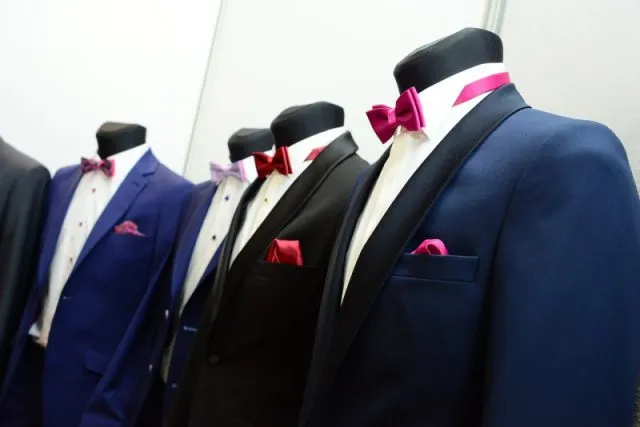 Modne garnitury męskie na wesele - elegancja i styl w jednym